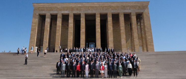 “TÜRK DÜNYASI EĞİTİM KURULTAYI” KAPSAMINDA ANITKABİR’E ANLAMLI ZİYARET