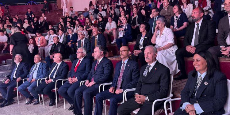 EYUDER’DEN UAESEB’E ALTIN MEŞALE ÖDÜLÜ UAESEB “YILIN SİVİL TOPLUM KURULUŞU”ÖDÜLÜNE LAYIK GÖRÜLDÜ.